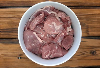 Hundefutter frische Fleischabschnitte von der Putenkeule für BARF