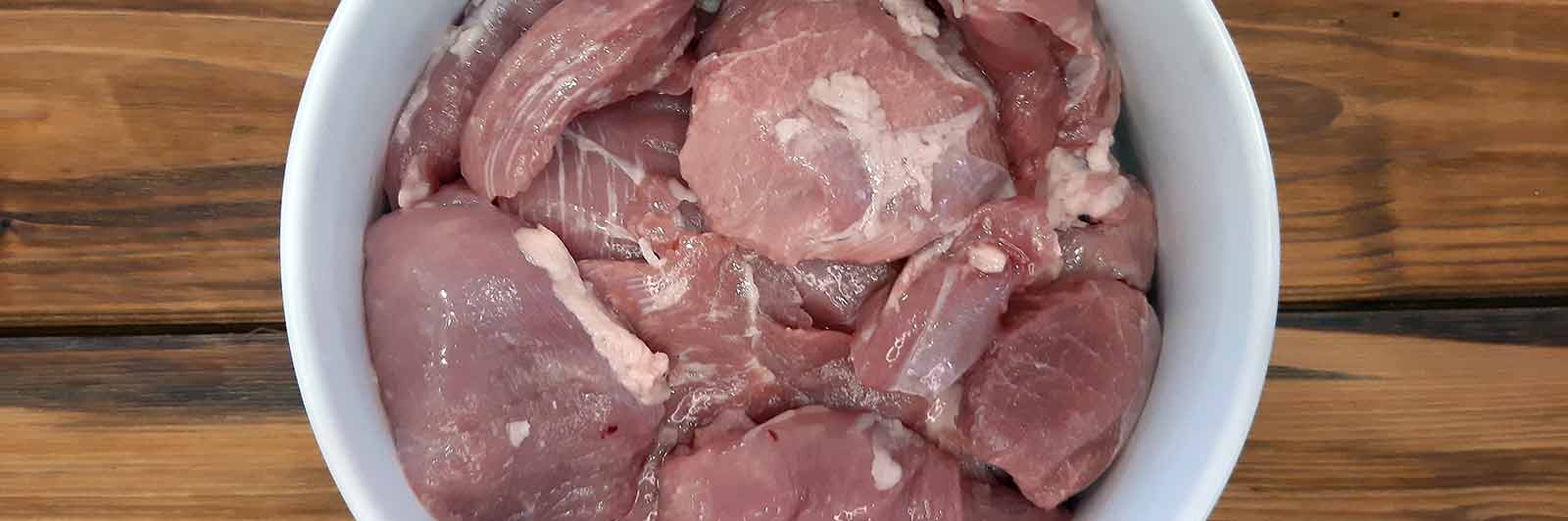 Hundefutter frische Fleischabschnitte von der Putenkeule für BARF