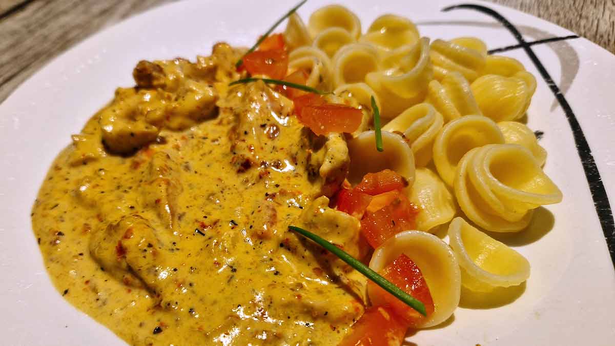 Putengeschnetzeltes in Tomaten-Mozzarella-Sauce