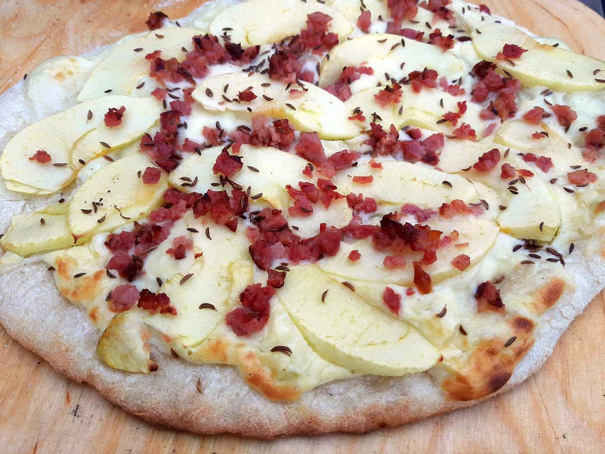 Apfel-Zwiebel-Bacon Dinnele